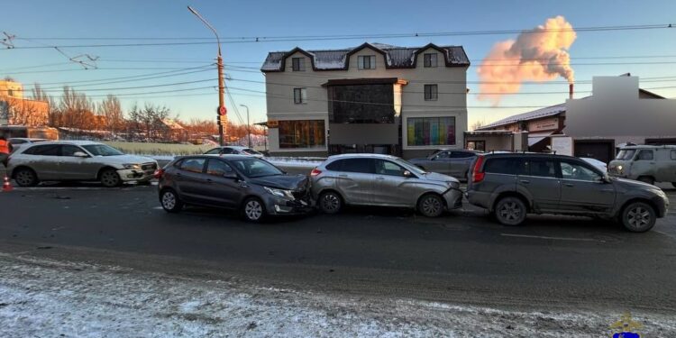 В Самаре в массовом столкновении четырех автомобилей пострадал водитель Kia Rio