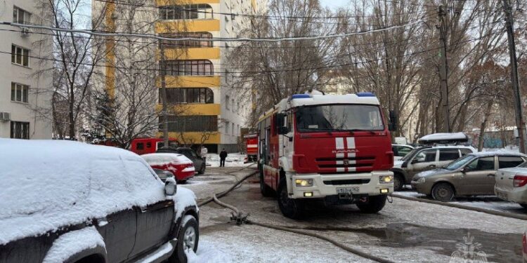 В Самаре спасли 20 человек из пожара в многоквартирном доме