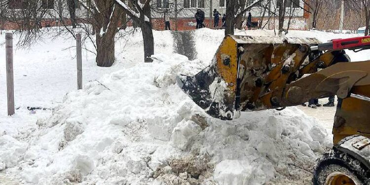В Самаре полицейские совместно с дорожниками засыпали снегом незаконную ледяную горку