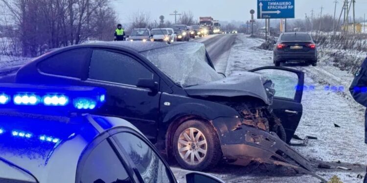В Самарской области в лобовом столкновении двух автомобилей погиб водитель Ford