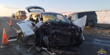 В Самарской области в лобовом столкновении минивэна и кроссовера погибли два человека