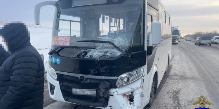 В Самарской области пассажирский автобус въехал в Lada Vesta