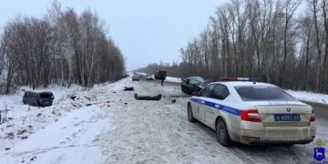 В Самарской области двое взрослых и ребенок пострадали в лобовом столкновении двух авто