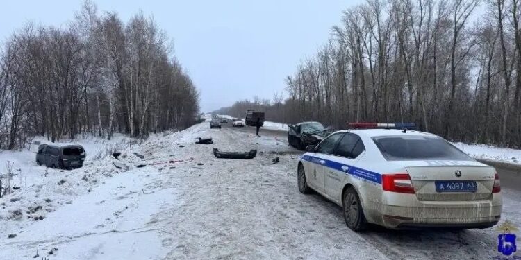 В Самарской области двое взрослых и ребенок пострадали в лобовом столкновении двух авто