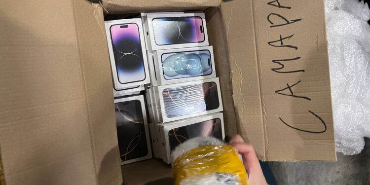 Самарские таможенники изъяли из незаконного оборота 438 единиц техники Apple