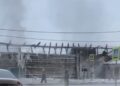 В Самаре сгорело здание кафе — пожар заблокировал движение личного и общественного транспорта