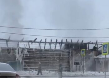 В Самаре сгорело здание кафе — пожар заблокировал движение личного и общественного транспорта