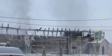 В Самаре сгорело здание кафе — пожар заблокировал движение личного и общественного транспорта