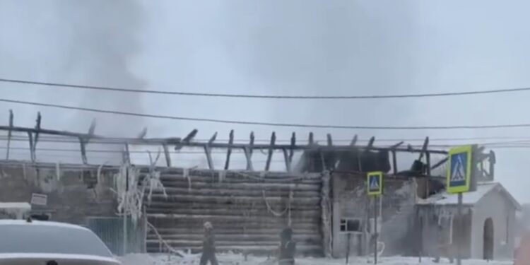 В Самаре сгорело здание кафе — пожар заблокировал движение личного и общественного транспорта