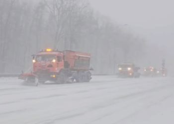 Для борьбы с заносами на трассы Самарской области вышло 410 единиц спецтехники