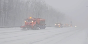 Для борьбы с заносами на трассы Самарской области вышло 410 единиц спецтехники
