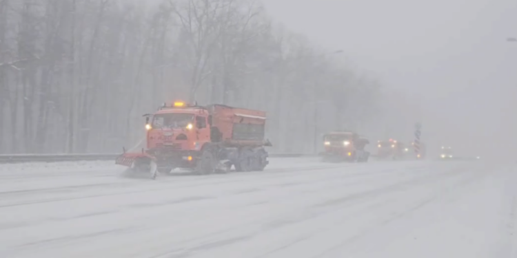 Для борьбы с заносами на трассы Самарской области вышло 410 единиц спецтехники