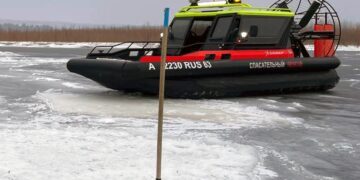 В Самарской области от острова Фестивальный эвакуировали травмированного рыбака