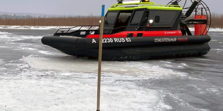 В Самарской области от острова Фестивальный эвакуировали травмированного рыбака