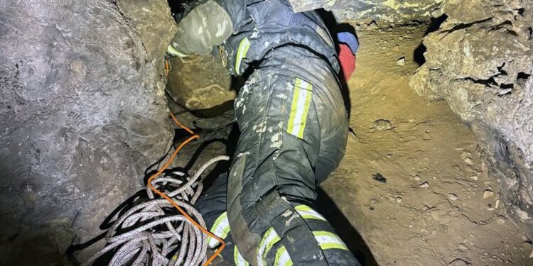 В Самарской области мужчина застрял в пещере — его спасали шесть часов