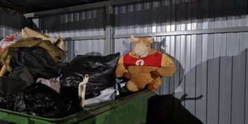 Вывозу мусора в Самарской области мешают припаркованные машины и снежные навалы