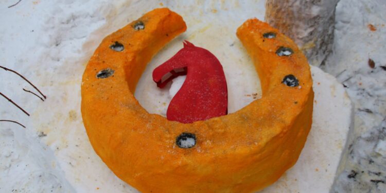 В самарских исправительных колониях слепили новогодних лошадей