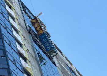 Двое погибли, один уцелел: в центре Самары на стройке с 20-го этажа сорвалась люлька с рабочими