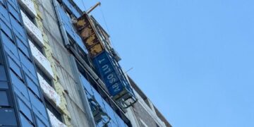 Двое погибли, один уцелел: в центре Самары на стройке с 20-го этажа сорвалась люлька с рабочими