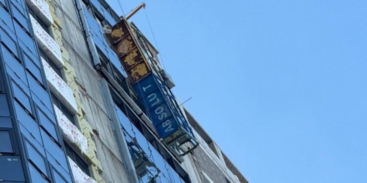 Двое погибли, один уцелел: в центре Самары на стройке с 20-го этажа сорвалась люлька с рабочими