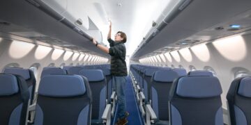 В России представили полностью отечественный салон самолета Superjet 100