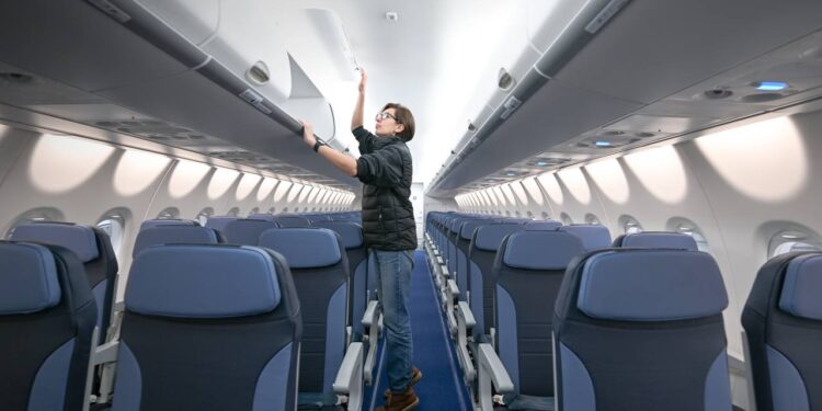 В России представили полностью отечественный салон самолета Superjet 100