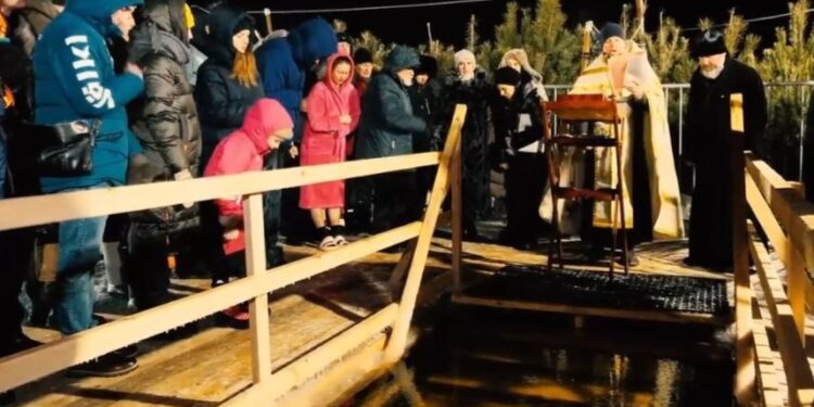 Крещение в Самаре отметили более 20 тысяч человек, 4,5 тысячи из них окунулись в прорубь