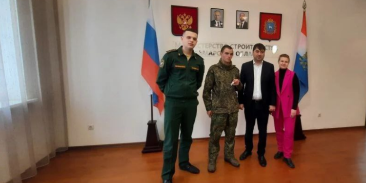 Участник СВО получил в самарском минстрое ключи от новой квартиры