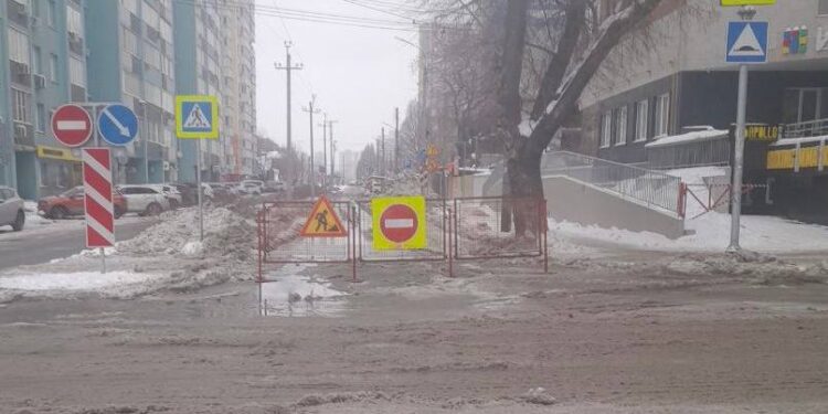 Улицу Ленинскую в Самаре перекрыли из-за аварии на водоводе