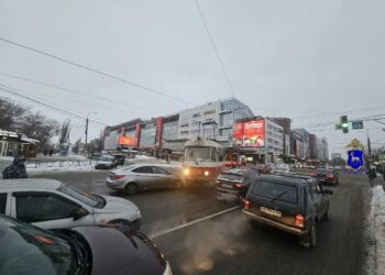 На перекрёстке Авроры и Аэродромной в Самаре ГАИ ввела ручное регулирование из-за ДТП с трамваем