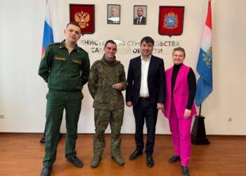 Участник СВО получил в самарском минстрое ключи от новой квартиры