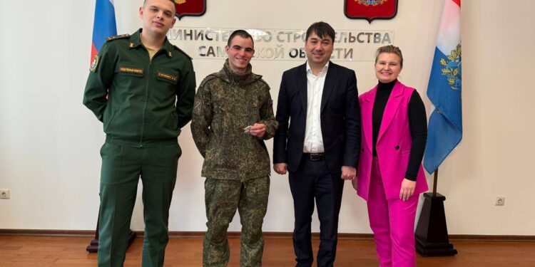 Участник СВО получил в самарском минстрое ключи от новой квартиры