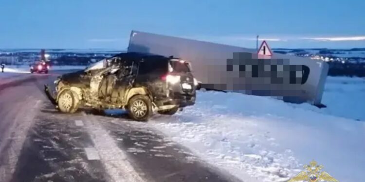 В Самарской области в ДТП с большегрузом погиб водитель внедорожника
