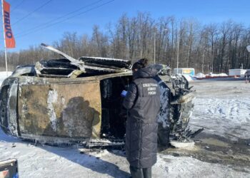 В Самаре горящий автомобиль въехал в колонку АЗС