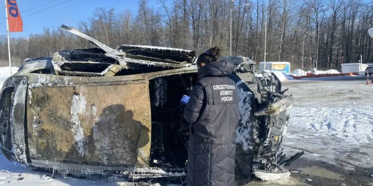 В Самаре горящий автомобиль въехал в колонку АЗС