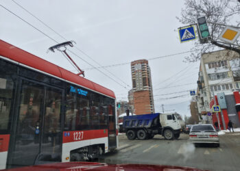 В Самаре грузовик протаранил легковушку и заблокировал движение трамваев