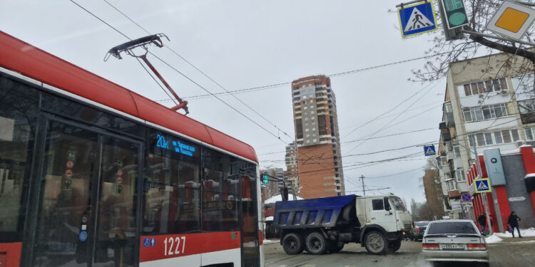 В Самаре грузовик протаранил легковушку и заблокировал движение трамваев