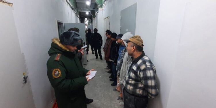 Самарские военные следователи провели рейд на стройке в поселке Управленческий