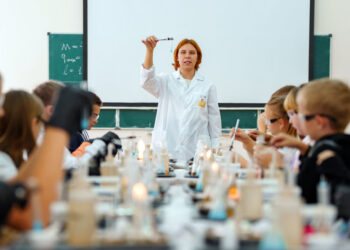 Старшеклассникам 12 школ Самарской области дали возможность открыть в себе химика