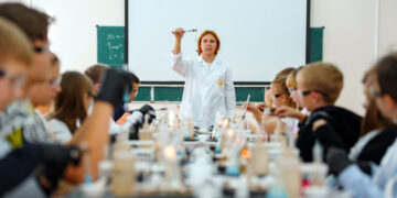 Старшеклассникам 12 школ Самарской области дали возможность открыть в себе химика