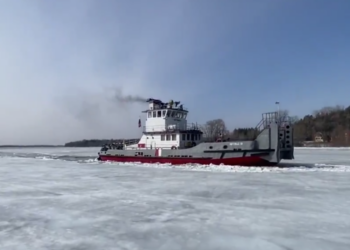 Ледокол «Портовый-13» прокладывает путь от Рождествено к Самаре