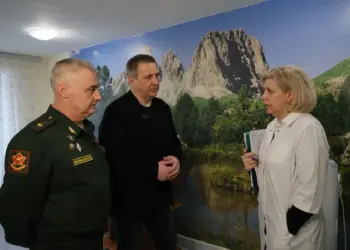 Иван Носков (справа) и Виктор Алексеев,, посетили медцентр в Самаре, где лечат ветеранов СВО.