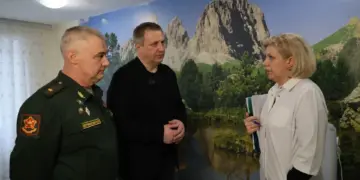 Иван Носков (справа) и Виктор Алексеев,, посетили медцентр в Самаре, где лечат ветеранов СВО.