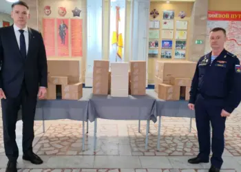 Илья Сухих (слева) передал 3-й бригаде спецназа в Тольятти электронику, фото: ТГ-канал Ильи Сухих