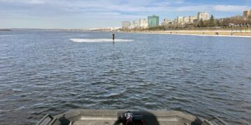 В Самаре спасатели сняли мужчину с дрейфующей льдины