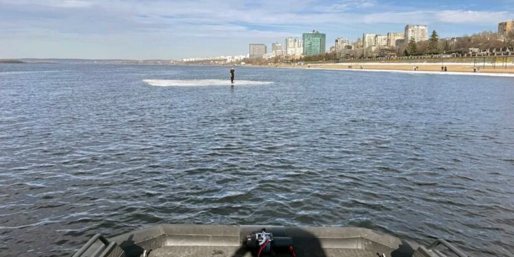 В Самаре спасатели сняли мужчину с дрейфующей льдины