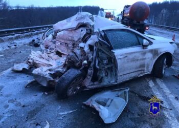 В Самарской области в лобовом столкновении большегруза и легковушки погибла женщина