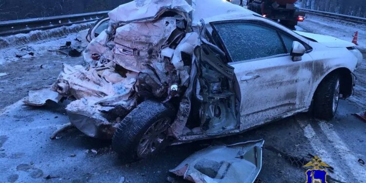 В Самарской области в лобовом столкновении большегруза и легковушки погибла женщина