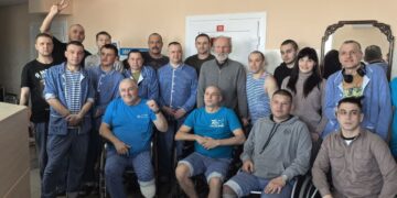 Известный артист Фёдор Добронравов посетил раненых в военном госпитале Самары