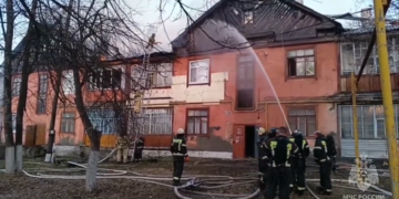 В Самаре при пожаре пострадал мужчина, пожарные эвакуировали 11 человек